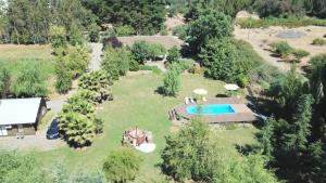 eine Luftansicht auf einen Garten mit einem Pool in der Unterkunft Cabañas de Campo Colbún in Colbún