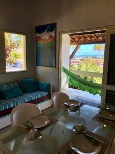 a living room with a table and a couch at Flat Cumaru ap 210 TEMPORADANOFRANCES Localização privilegiada e conforto in Praia do Frances