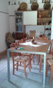 uma mesa de jantar com cadeiras e uma mesa com em rurale em Nocera Terinese