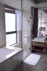 ห้องน้ำของ The Qube Hotel Shanghai Xinqiao