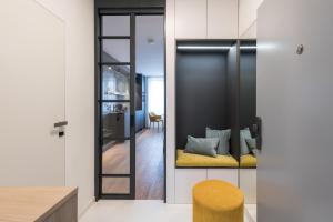 プラハにあるFully renovated stylish duplex in a convenient locationのリビングルーム(黄色のベンチ、鏡付)