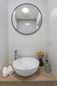 Kúpeľňa v ubytovaní Fully renovated stylish duplex in a convenient location