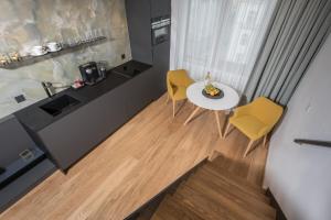 Kuchyňa alebo kuchynka v ubytovaní Fully renovated stylish duplex in a convenient location