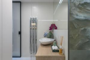 Kúpeľňa v ubytovaní Fully renovated stylish duplex in a convenient location + 17 fotografií