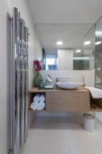 Koupelna v ubytování Fully renovated stylish duplex in a convenient location