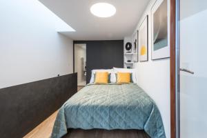 Posteľ alebo postele v izbe v ubytovaní Fully renovated stylish duplex in a convenient location