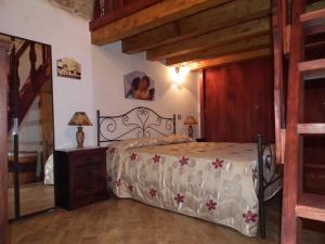 1 dormitorio con 1 cama y vestidor en Anticu Dammusu, en Scicli