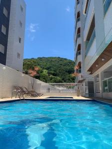 una piscina en medio de un edificio en Apartamento - Ubatuba - Toninhas - 350 passos da praia - 350 steps to the beach - Costa Verde en Ubatuba