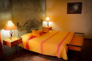 - une chambre avec un grand lit et deux lampes dans l'établissement Hotel Antiguo Vapor Categoría Especial, à Guanajuato