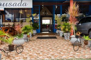 een winkel met een stel potplanten bij Pousada Trilha da Serra in São João del Rei