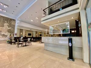 a lobby with a restaurant with tables and chairs at Gran Hotel Opera in Mar del Plata