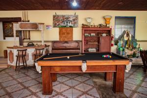 Zimmer mit Billardtisch in einem Zimmer in der Unterkunft Pousada Trilha da Serra in São João del Rei