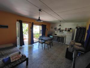 a living room with a table and chairs and a kitchen at Paulina y Emma - confortable apartamento in Santa Ana