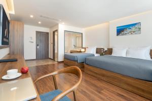 TV a/nebo společenská místnost v ubytování Avenis Hotel