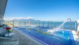Bazén v ubytování Avenis Hotel nebo v jeho okolí