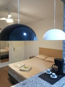 um quarto com uma cama e uma mesa com duas chávenas em Conjugado Aconchegante em Teresópolis em Teresópolis