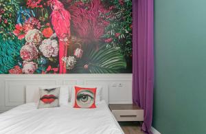 een slaapkamer met een bed met een schilderij aan de muur bij Lara Suites in Antalya