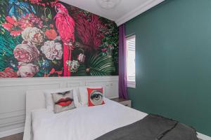 een slaapkamer met een bed met een schilderij aan de muur bij Lara Suites in Antalya