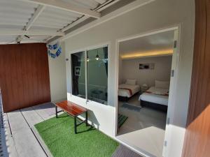 Postel nebo postele na pokoji v ubytování Napa Hostel Samrong Station