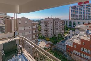 een balkon met uitzicht op de stad en gebouwen bij Lara Suites in Antalya
