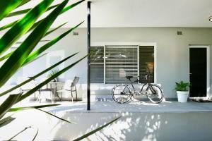 Beautifully renovated quiet unit in Cronulla في كرونولا: دراجة متوقفة أمام المنزل