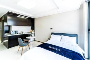 Hi Ocean Gyeongpo客房内的一张或多张床位