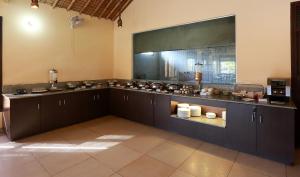 eine Küche mit einer Theke mit Töpfen und Pfannen in der Unterkunft Hotel SC Grand in Itānagar