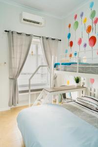 sypialnia z łóżkiem z balonami na ścianie w obiekcie Ministry Homestay w mieście Yogyakarta