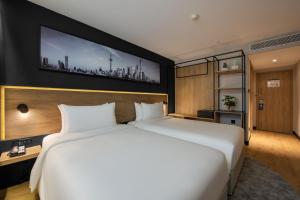 Tempat tidur dalam kamar di Park Inn by Radisson Shanghai Global Harbor