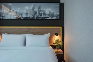 Postel nebo postele na pokoji v ubytování Park Inn by Radisson Shanghai Huanqiugang