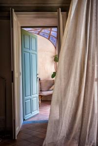 uma porta aberta com uma cortina num quarto em Lapieve em Scalenghe