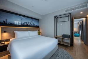 Postel nebo postele na pokoji v ubytování Park Inn by Radisson Shanghai Huanqiugang