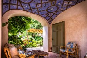 a porch with a door and chairs and a table at Lapieve in Scalenghe