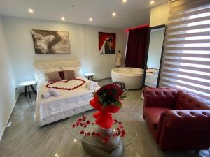 1 dormitorio con 1 cama y bañera en una habitación en Mesogios House Suites, en Lárnaca