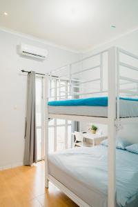 1 dormitorio con 2 literas y mesa en Ministry Homestay, en Yogyakarta