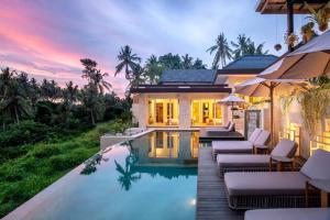 een villa met een zwembad voor een huis bij Villa White Lotus by BaliSuperHost in Ubud