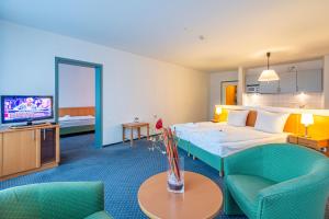 Un pat sau paturi într-o cameră la Hotel Rostock West im "Kritzmow Park"