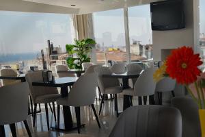 A television and/or entertainment centre at Sembol Hotel