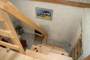uma vista superior de uma sala de estar com uma escada de madeira em Cleuziou Vraz em Lopérec