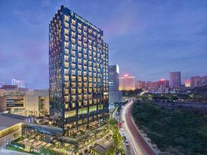 ein hohes Gebäude in einer Stadt in der Nacht in der Unterkunft InterContinental Dongguan, an IHG Hotel in Dongguan