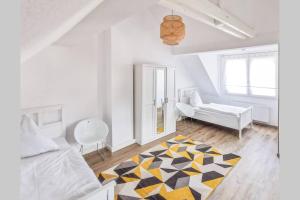 1 dormitorio con cama y alfombra amarilla y negra en Brühl Mitte, neu renoviertes Haus, en Brühl
