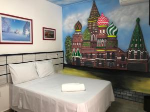 Habitación con cama y pintura en la pared en Pousada Country K en Boa Vista
