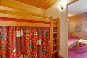 1 dormitorio con 2 literas en una cabaña en Vacancéole - Résidence Champamé en Les Deux Alpes