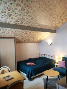 a bedroom with a bed and a table with a table sidx sidx at Studio dans Villa historique "Victoria" in Argelès-Gazost
