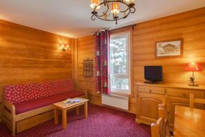 a living room with a bench and a window at Vacancéole - Résidence Champamé in Les Deux Alpes