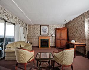 Area soggiorno di Travelodge by Wyndham Niagara Falls Fallsview