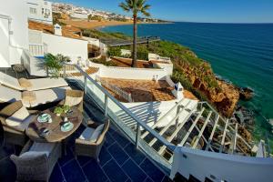 - un balcon offrant une vue sur l'océan dans l'établissement Casa Latino - Oceanfront - Luxury & Charming villa- Jacuzzi at Rooftop, à Albufeira