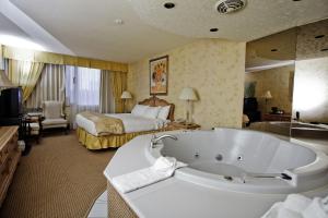 Letto o letti in una camera di Travelodge by Wyndham Niagara Falls Fallsview