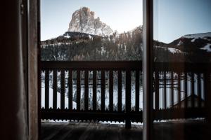 una finestra con vista sulle montagne di Charme Hotel Uridl a Santa Cristina in Val Gardena