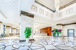 Gewan Hotel Cairo في القاهرة: لوبي فندق بزرع الفخار